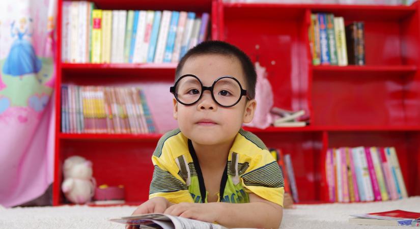 Idővel minden gyerek szemüveges lesz? – Szemromlás lehet a kütyühasználat eredménye