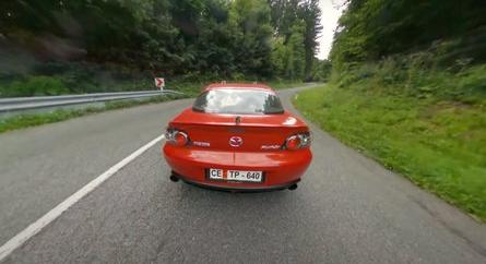 Videójáték a való életben: Tökéletes külső kamerás felvétel egy Mazda RX-8 vidéki száguldásáról