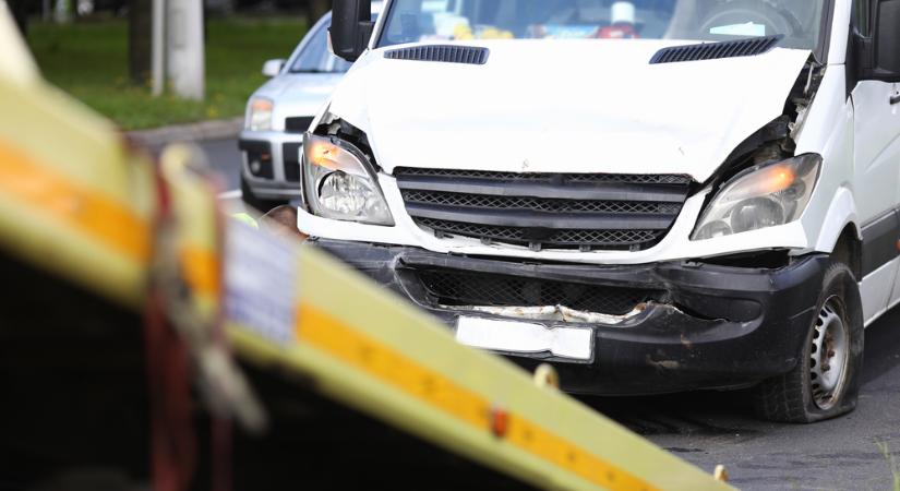 Kisteherautóval ütközött egy személygépjármű Békéscsaba és Békés között