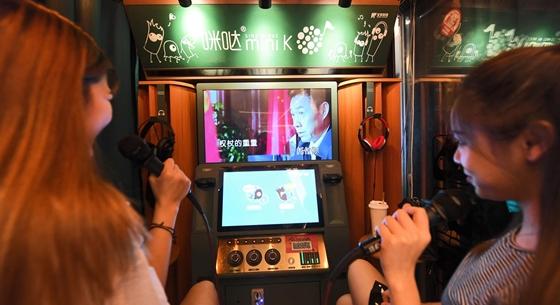 Betiltják Kínában az „illegális tartalmú” karaoke-dalokat