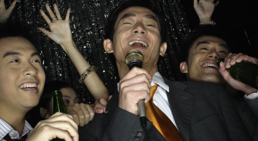 Kína betiltja az államellenes dalokat a karaoke bárokban