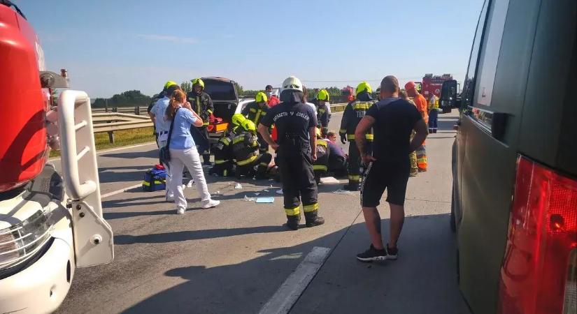 Újabb részletek az M0-s autóúton történt súlyos balesetről, ahol egy állapotos nő is megsérült