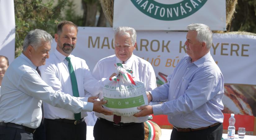 Magyarok kenyere program: Fehérváron adták át az adományt
