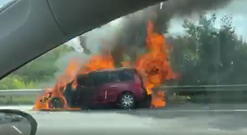 Hatalmas lángokkal ég egy autó az M1-M7 bevezetőn: torlódásra kell számítani