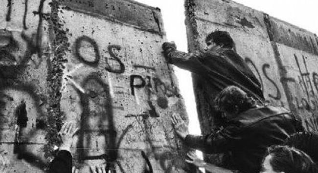 Hatvan éve kezdték építeni a berlini falat
