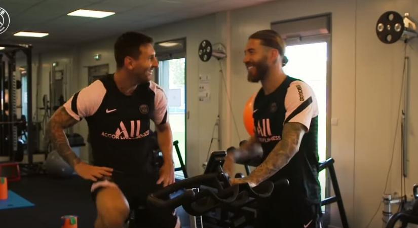 Ramos már Messivel viccelődik, a legenda első edzésnapja (videó)