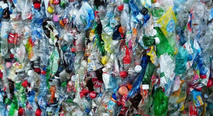 Nem csak a szemét a baj, teljes életcikluson szennyez a műanyag palack