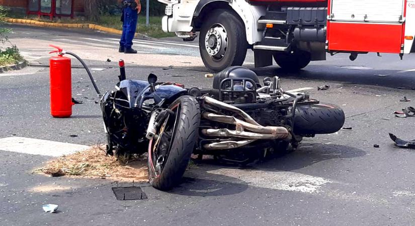 Durva motorbaleset az Üllői úton, egy Renault oldalába csapódott a férfi