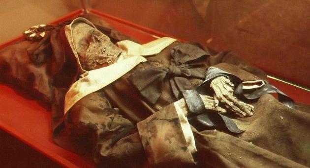 Ki és miért vághatta le a váci apáca múmiájának ujjait?