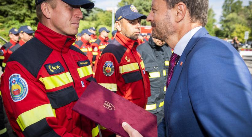 GALÉRIA: Hazatértek Görögországból a szlovák tűzoltók, Heger köszöntötte őket