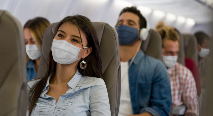 Rossz hír az amerikaiaknak: még nagyon sokáig kénytelenek lesznek maszkban utazni