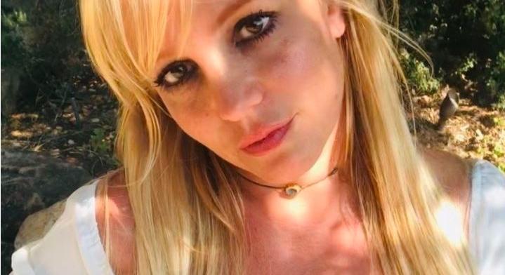 Pucér melleit mutogatva ünnepel Britney Spears - Fotó (18+)