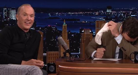 Michael Keaton elvitte Messi zsebkendőjét Jimmy Fallonnak