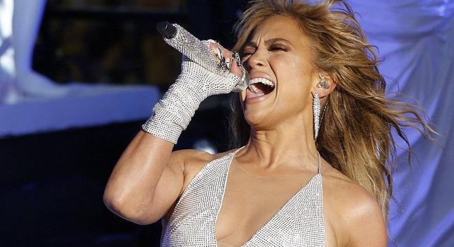 Az 52 éves Jennifer Lopez megint olyan hasizmot villantott, hogy azóta is az állunkat keressük – fotók
