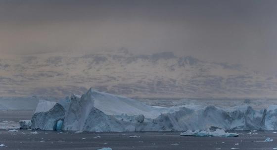 Először esett eső Grönland jeges csúcsa felett