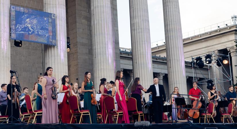 A zene világa összeköt. Tizenhat ország tehetségei mutatkoztak be a Kodály Zoltán Ifjúsági Világzenekar koncertjén
