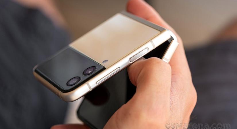 A hajlítható kijelzős telefonok tartósságáról beszél a Samsung