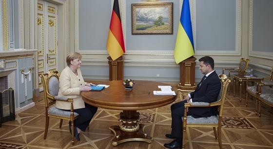 Angela Merkel sürgősen tárgyalóasztalhoz ülne Putyinnal, Macronnal és Zelenszkijjel