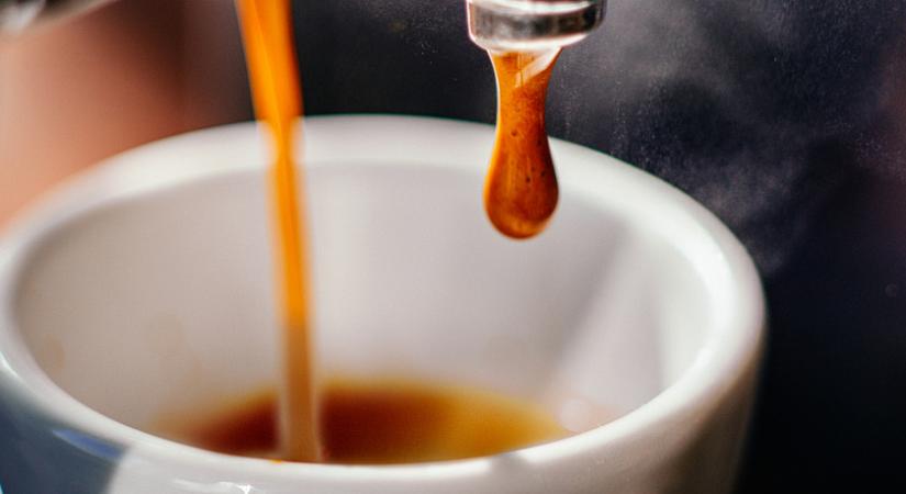 6 jel, hogy túl sok kávét iszol - Komoly gyomorpanaszokat is okozhat a koffein