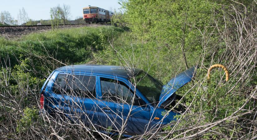 Már az ügyészségen a tilos jelzés ellenére a vasúti átjáróba hajtó 60 éves szügyi sofőr esete