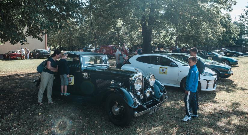 Közel 90 éves Bentley is rajtolt Bordányból az autós túrára