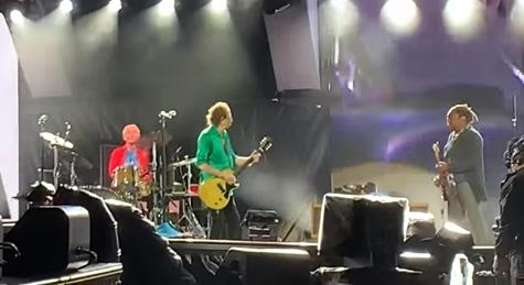 Videón, ahogy Charlie Watts eljátssza élete utolsó dalát a Rolling Stonesszal
