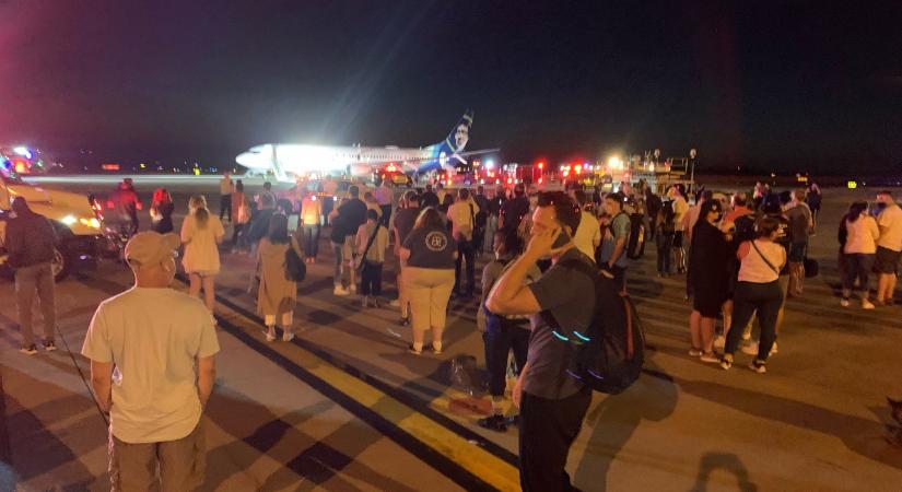 Egy kigyulladó mobiltelefon miatt kellett evakuálni egy repülőgépet