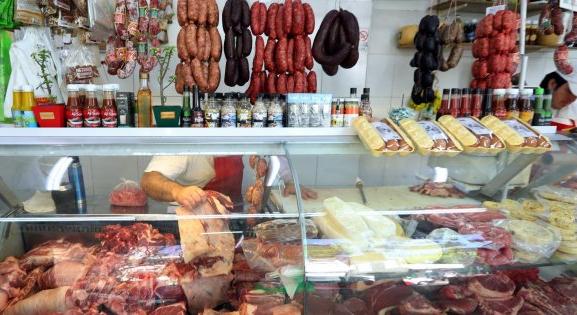 Emelkednek az árak - a hentesek szerint sokan a megszokott húsmennyiség felét vásárolják