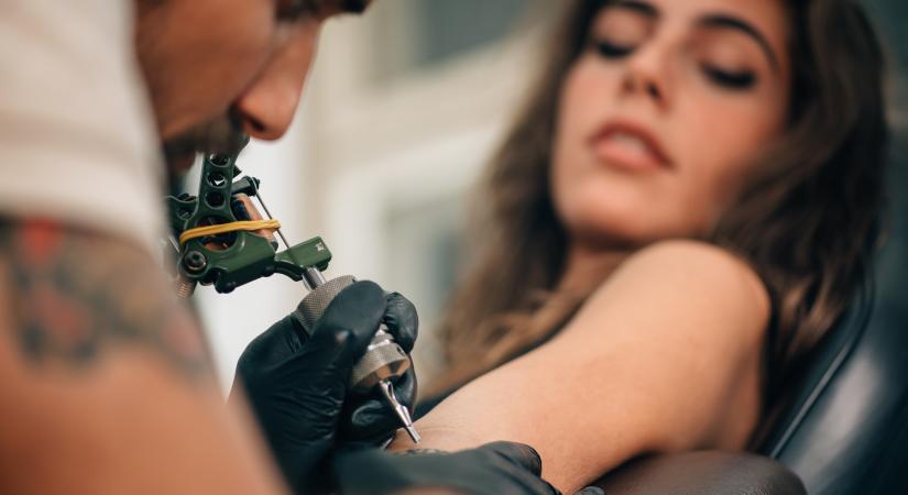 Azt hitte, tetoválása az őrangyalát ábrázolja, de helyette kapott egy szexuális aktust - Videó