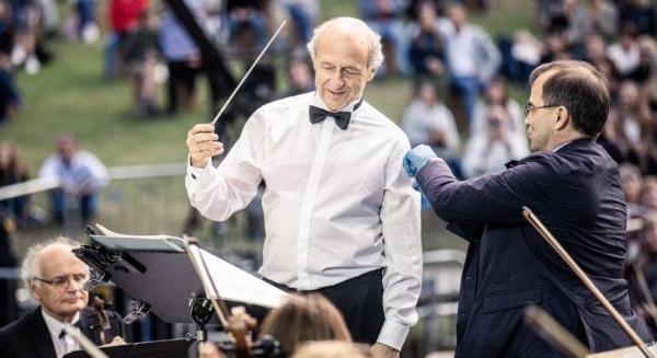 A színpadon kapta meg a harmadik oltást Fischer Iván a Fesztiválzenekar koncertjén