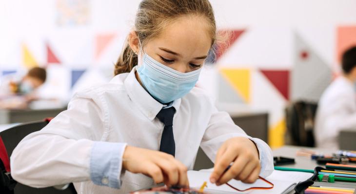 Koronavírus – Az alapvető egészségvédelmi szabályok fokozott betartására kérte az iskolákat az Emmi