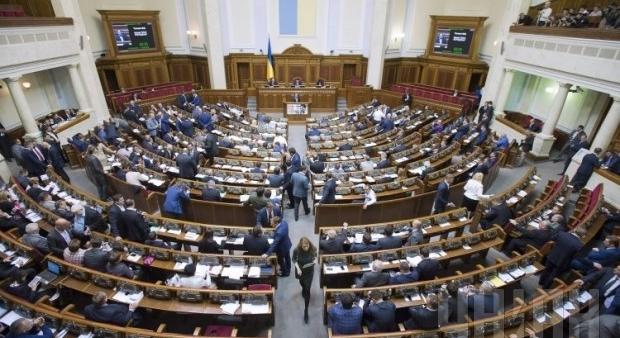 Ukrajnában megtiltanák a köztisztviselők jutalmazását