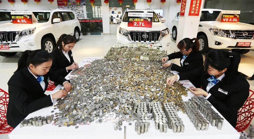 Egy kínai apa apróval fizette ki a fiának vett autót, a szalonban órákig számolták az érméket