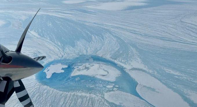 Repülőből jól látszik, mekkora baj van Grönland gleccsereivel