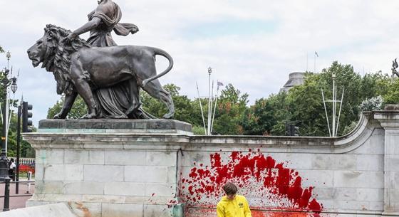 Állatvédők vérvörösre festették a Buckingham-palota előtti szökőkút vizét