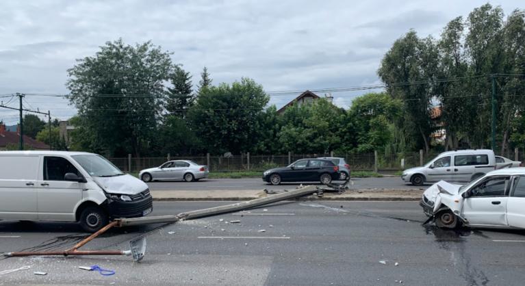 Autó döntött ki egy oszlopot a Szentendrei úton, megbénult Óbuda közlekedése