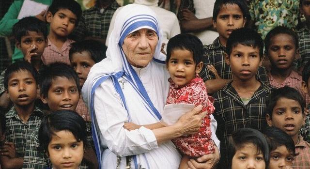 Kalkutta nyomorába hozott hitet és reményt a szegények védőszentje, a Nobel-békedíjas Teréz anya