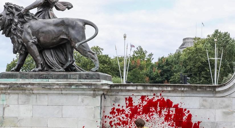 Vérvörösre festették az állatvédők a Buckingham-palota előtti szökőkút vizét