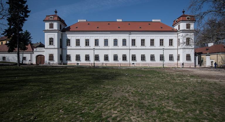 Újra kastély lett a lepusztult elmegyógyintézetből - Befejeződött az Esterházy-kastély főépületének a felújítása