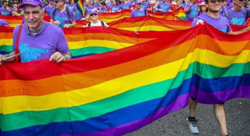 Botrány: egy tanár kötelezte a diákjait, hogy esküdjenek fel az LMBTQ-zászlóra