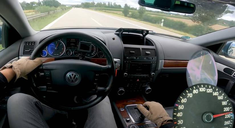 Vágtázó V10-es dízelszörny a német autópályán