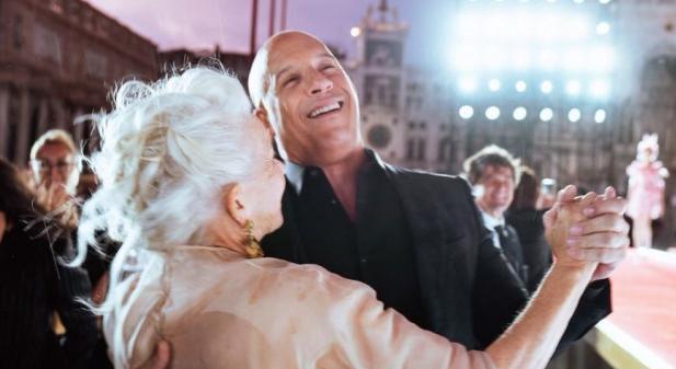 Helen Mirren és Vin Diesel az esőben táncolt: így jelentek meg a sztárok a Dolce & Gabbana bemutatóján