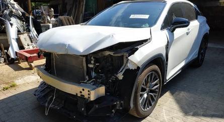 Ez a Lexus RX kapott egy második esélyt az életben egy orosz YouTube-sztár autószerelőtől