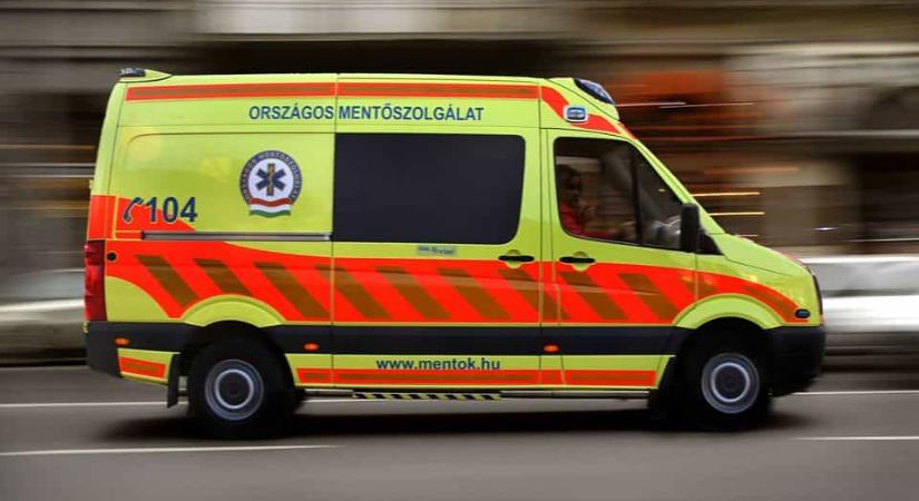 Sokkoló baleset az Üllői úton: egy kidöntött jelzőtábla dőlt rá egy ott álló lányra