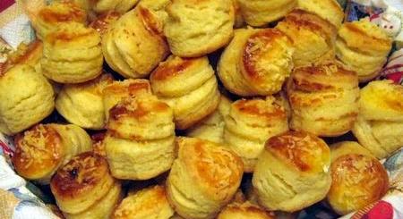 Pillekönnyű vajas-sajtos pogácsa