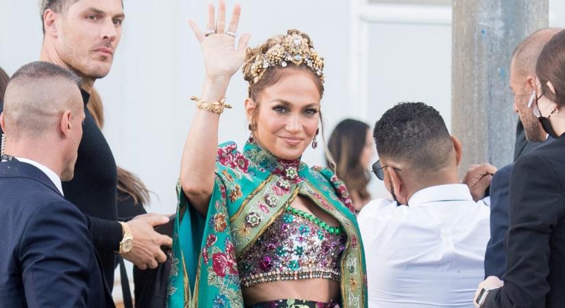 Jennifer Lopez szettje annyira túlzás, hogy holnapig káprázni fog a szemünk