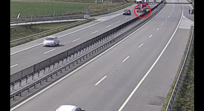 VIDEÓ: Percekig kellett győzködni a forgalommal szembe haladó autóst, hogy forduljon meg