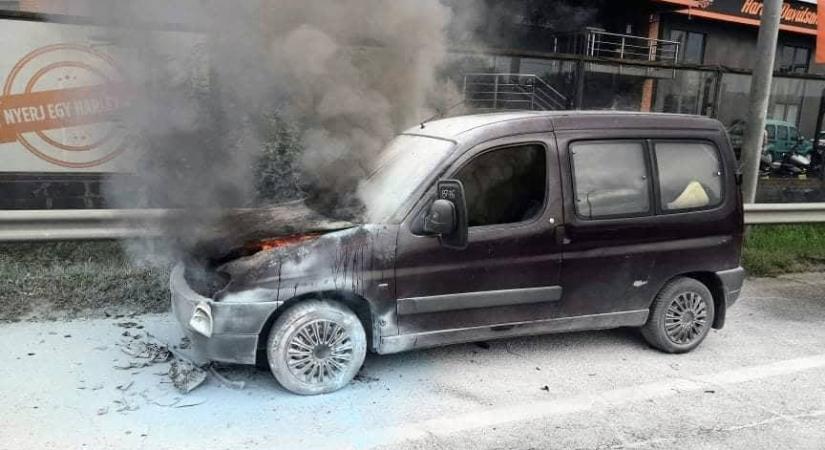 Videón, ahogy hatalmas füsttel égett egy autó Budaörsnél