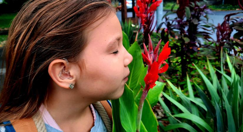 „Mama, most már hallak, ne kiabálj!” – kislányom hat év után végre hallókészüléket kapott