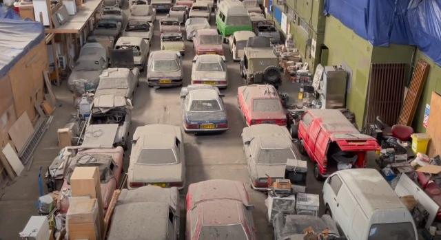 Közel kétszáz autó került elő egy londoni raktárból